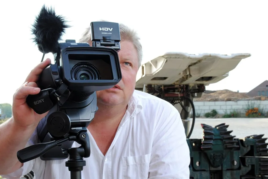 Peter Sonnet filmt mit einer Videokamera auf dem Stativ.