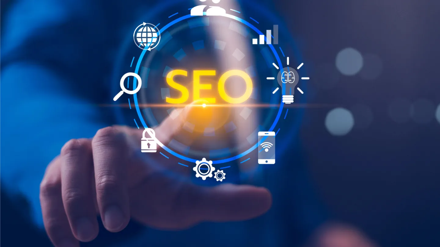 Eine Hand berührt ein leuchtendes „SEO“ inmitten von Symbolen für Suche und Statistik.