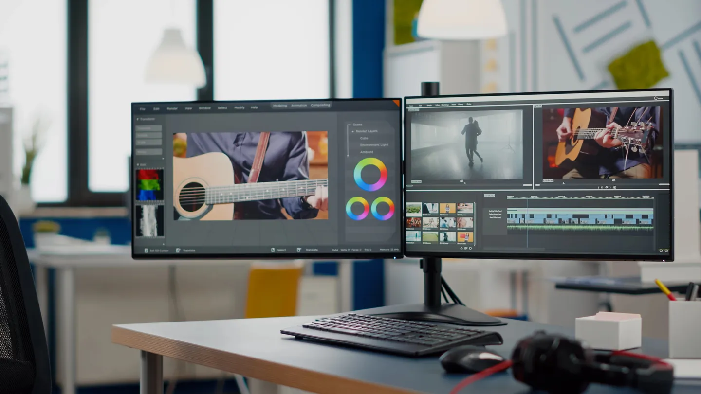 Schnittplatz mit zwei Monitoren: links die Farbkorrektur, rechts die Zeitleiste eines Videoprojekts.