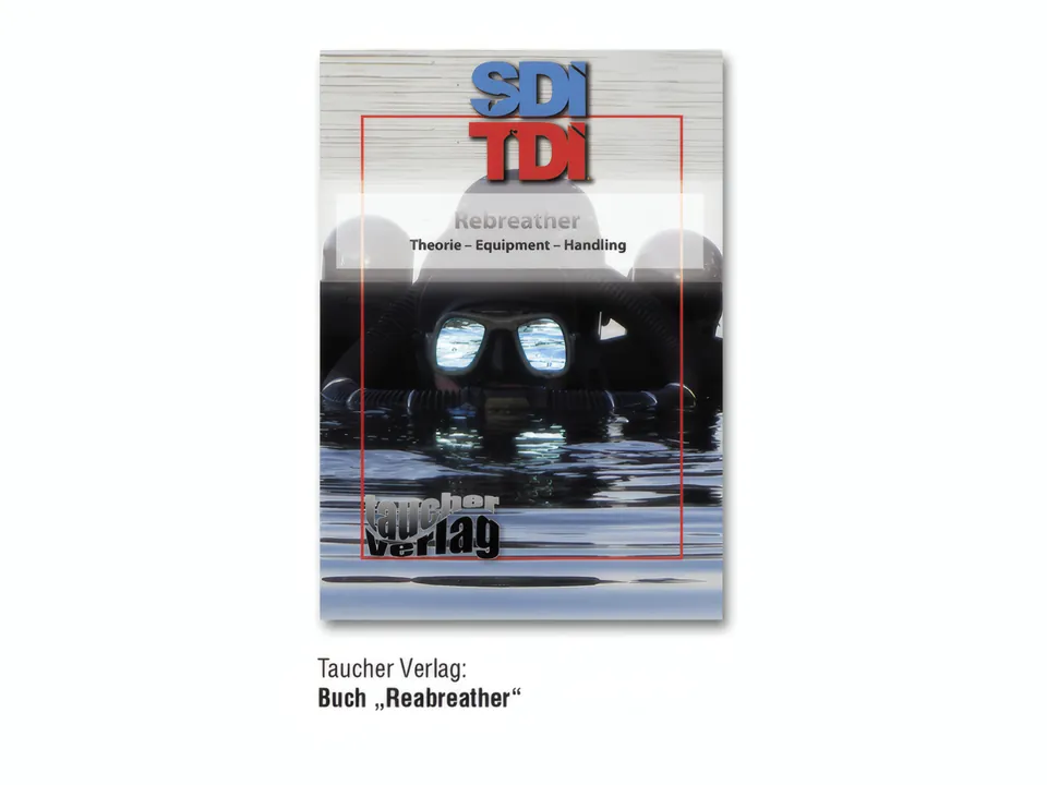 Buchtitel „Rebreather – Theorie, Equipment, Handling“ des Taucher Verlags mit einer Taucherbrille unter Wasser.
